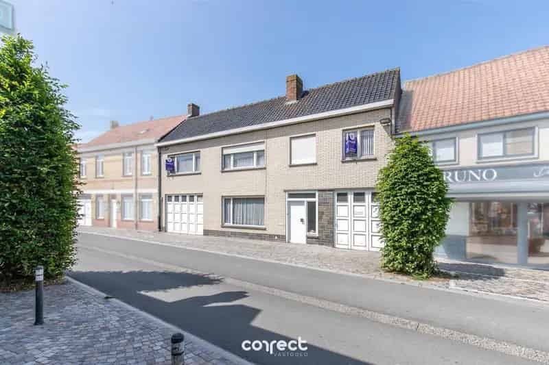Volledig te renoveren of nieuw te bouwen appartementsgebouw met garages.