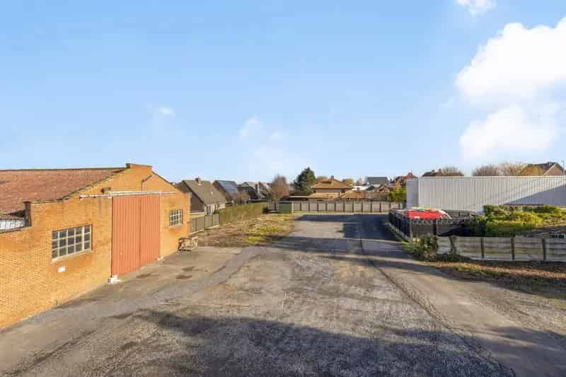 Eigendom met villa met tuin, 2 magazijnen en grote parking !