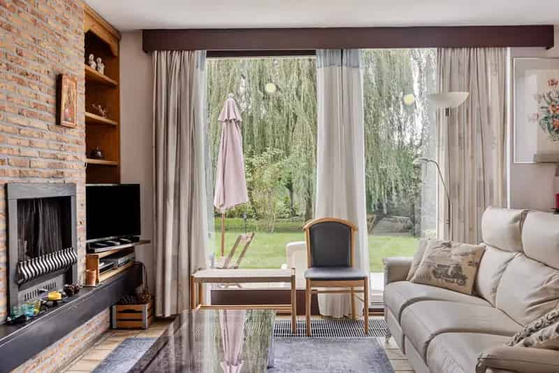 Ruime woning op 10are op uitstekende locatie