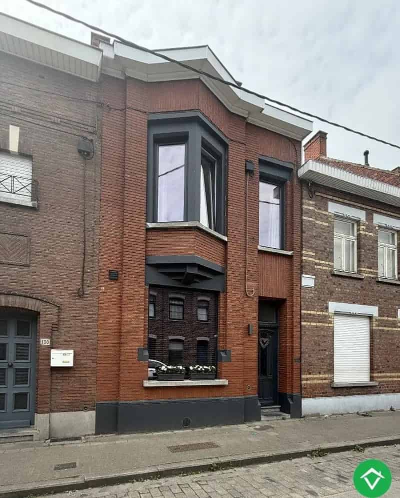 Prachtig gerenoveerde rijwoning nabij het centrum met 3 slaapkamers, tuin en garage te Roeselare