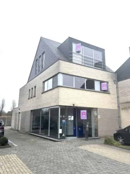 Project handelsgelijkvloers + 5 autostnpl + appartement + studio centrum Geel