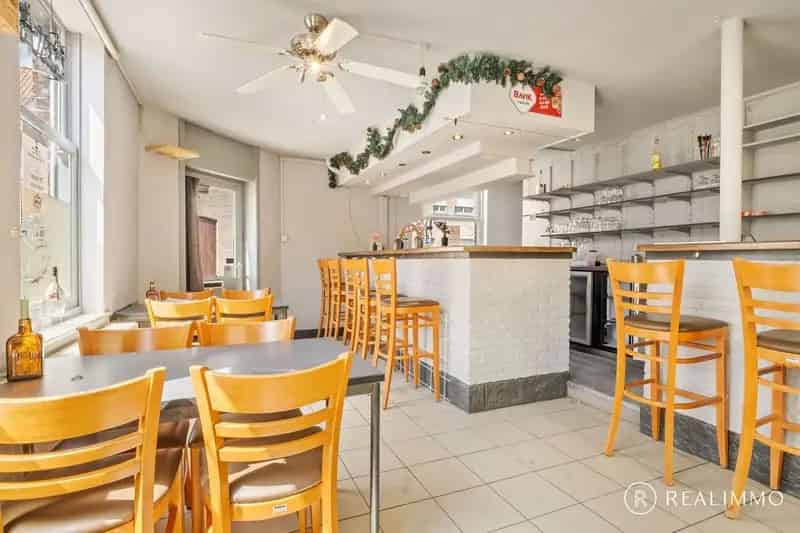 Veelzijdige eigendom met charmante gevel, buitenruimte en potentieel voor ruime woning