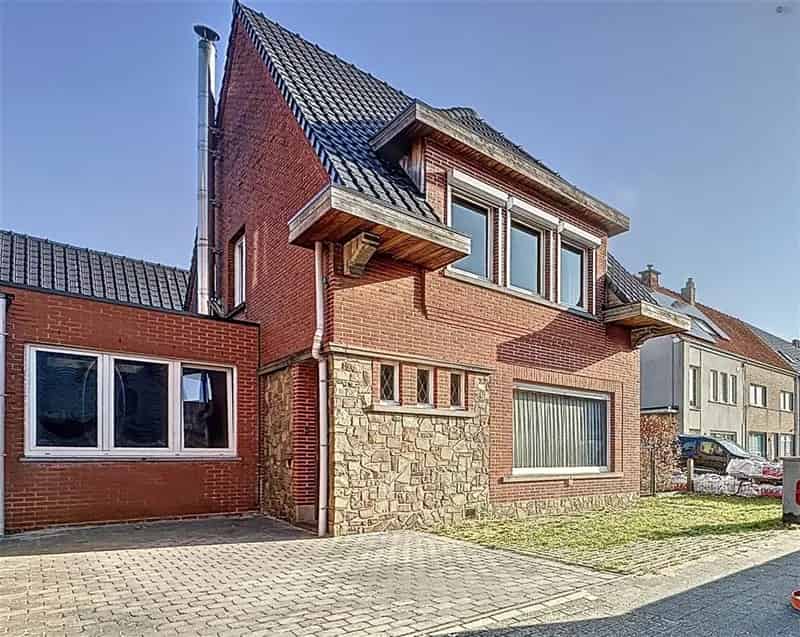 Open bebouwing met 4 slaapkamers en magazijn (144 m²) op perceel van 563m².