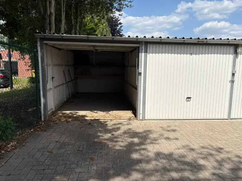 Afgesloten garagebox op wandelafstand van het centrum !