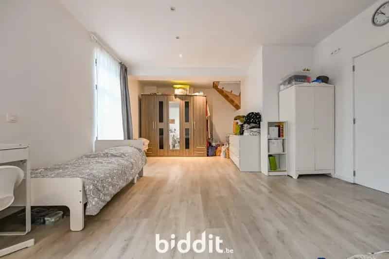 GERENOVEERDE WONING MET AUTOSTAANPLAATS