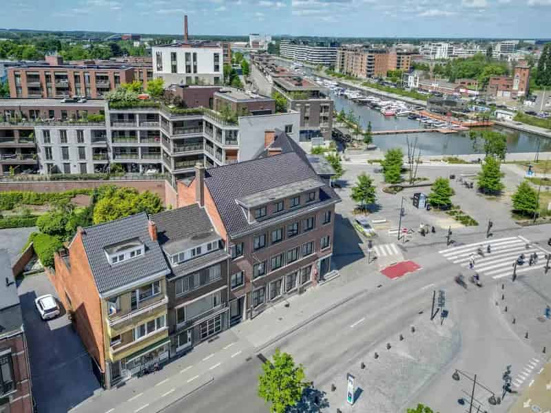Uniek Gebouw met Handelspand en 2 Appartementen op Topligging in Hasselt