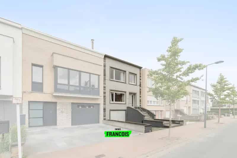 Instapklare rijwoning met zonovergoten tuin, oprit en ruime garage – centraal gelegen in Blankenberge