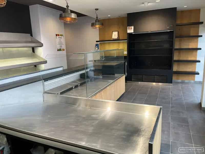 Centraal gelegen handelspand te huur in Anzegem langs drukke invalsweg