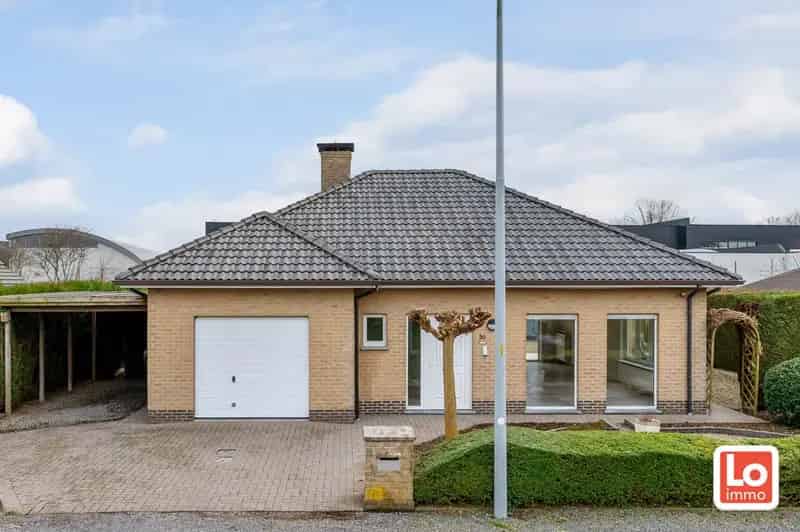 VERKOCHT! Instapklare gelijkvloerse woning met inpandige garage op een heel rustige locatie in Lochristi!