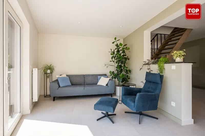 Instapklare woning met prachtige tuin in doodlopende straat.