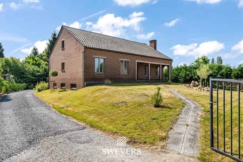 Ruime gezinswoning met zonnepanelen, kelder en zonnige tuin op topligging