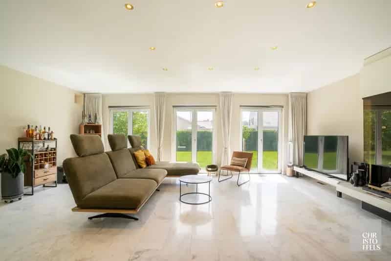Ruime eigentijdse villa met 4 slaapkamers en zwembad op een perceel van 1.321m²