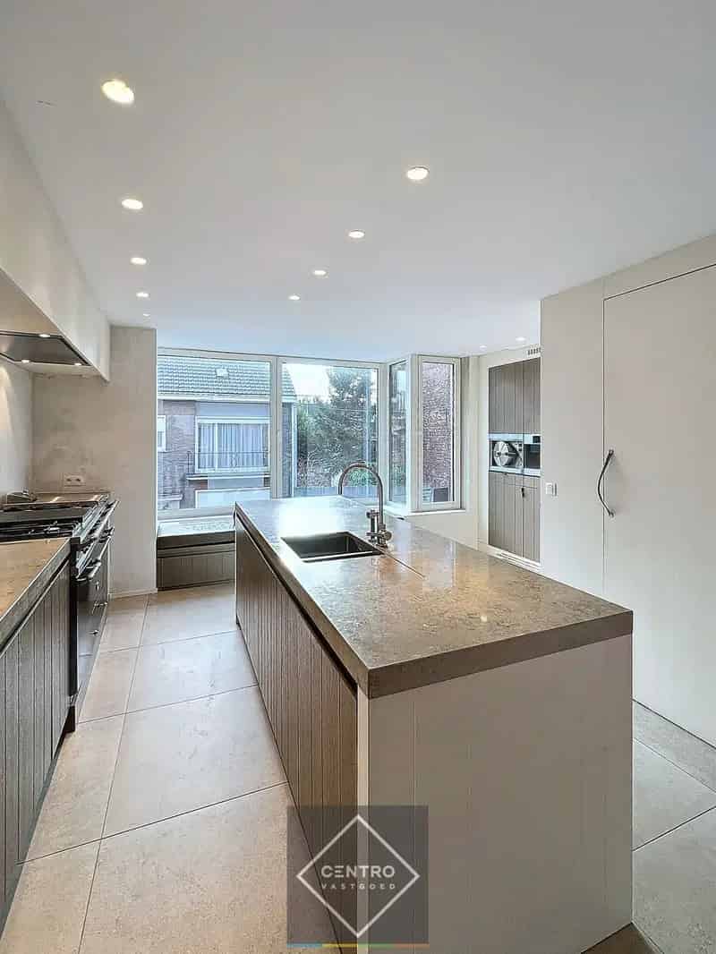 Prachtige stadswoning met o.a. LIFT en TOP(!) keuken (Lacanche, Miele steamer, grill-haard e.a.). Gelijkvloerse garageruimte van ± 80m² mogelijk !