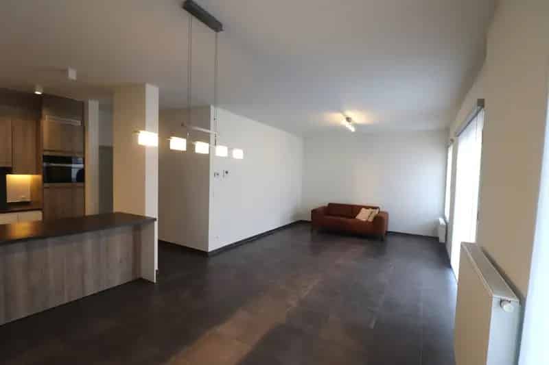 Een Ruim Gelijkvloers Appartement Met 3 Slaapkamers, Tuin En Autostaanplaats.