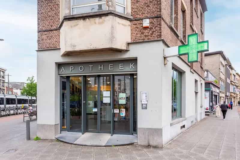Op te frissen handelshuis op centrale locatie