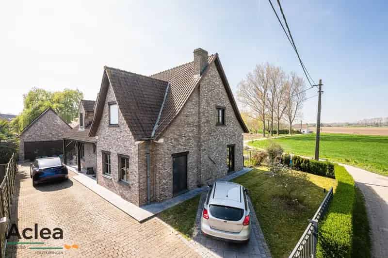 Rustig gelegen villa in landelijke stijl, omgeven door groen en natuur