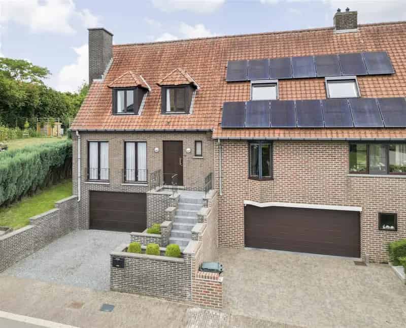 Solide woning met 3 slaapkamers op 584 m²