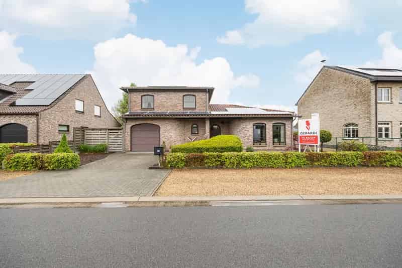 Woning met 2 slaapkamers en garage op 557 m2 grond