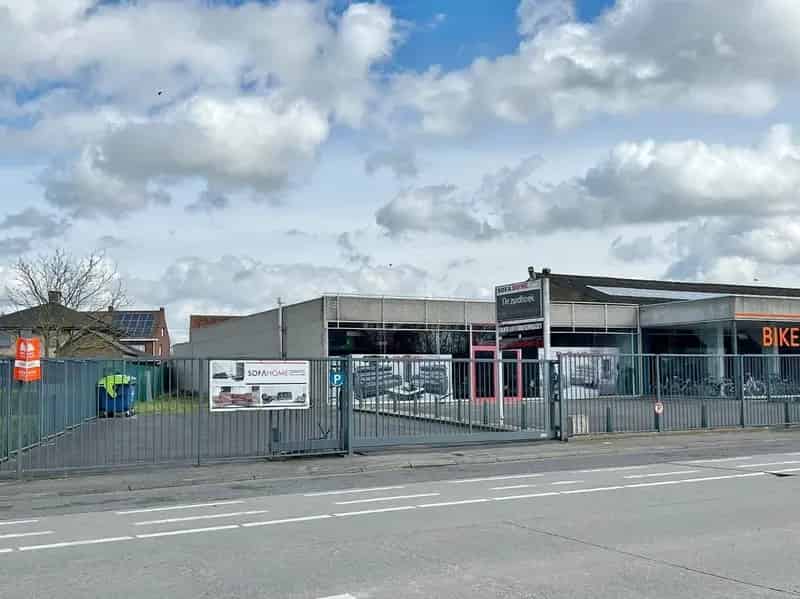 Showroom langs drukke weg tussen Ieper en Veurne