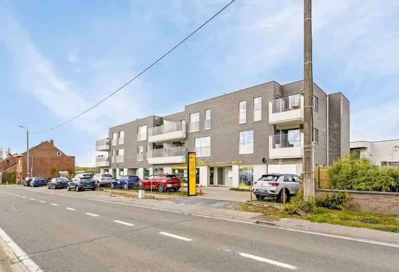 QUASI NIEUWBOUW COMMERCIEEL GELIJKVLOERS MET PARKING
