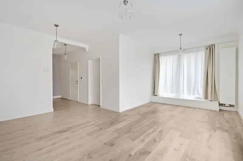 Gelijkvloers één slaapkamer appartement met tuin en garage te koop!