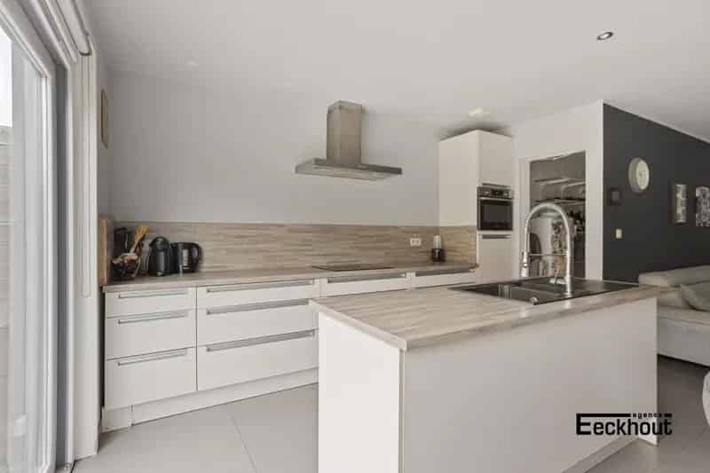 Instapklare, recente rijwoning met tuin & garage!