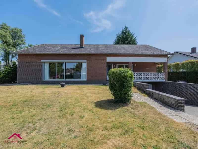 Vrijstaande, gelijkvloerse gezinswoning met inpandige garage