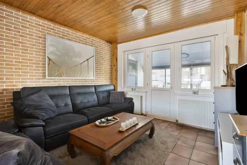 Ben je op zoek naar een net volledig gerenoveerde bel-étage? Zoek niet verder! Deze mooie woning, gelegen in een rustige residentiële wijk te Sint-Pieters-Leeuw, is instapklaar!

Indeling gelijkvloers:
- Inkomhal
- Garage
- Wasplaats
- Terras met zuidgeri