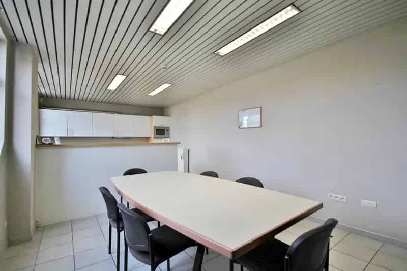 Ruim handelspand/bureelruimte op toplocatie in Sint-Truiden