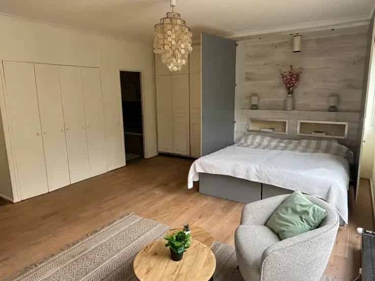 Studio te Koop Brussel: Lichtrijk Appartement met Parking en Kelder