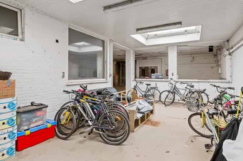 Ruim magazijn (+/- 441 m²) in Lier!