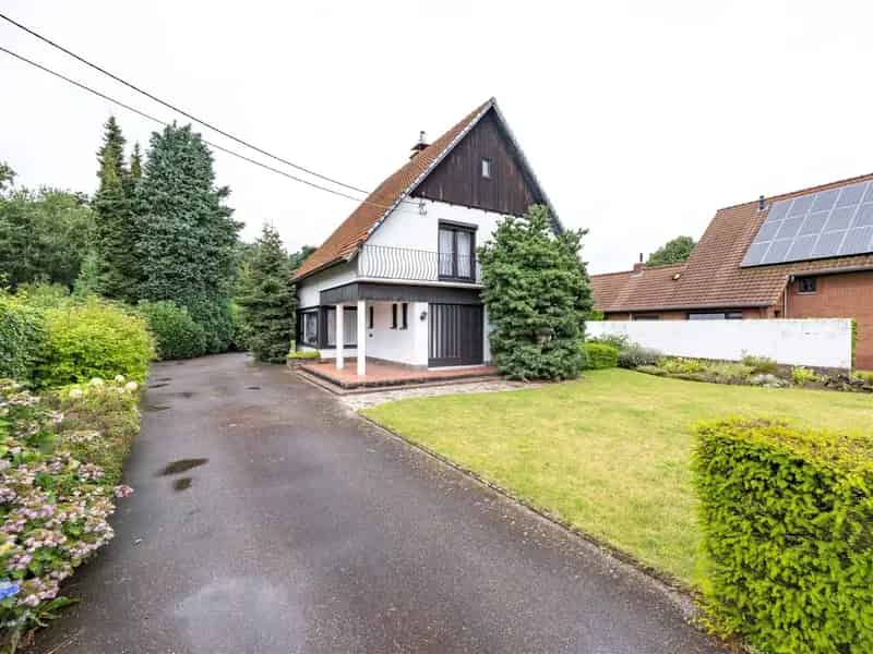 Vrijstaande woning op riant perceel van 14a41ca te Bree.