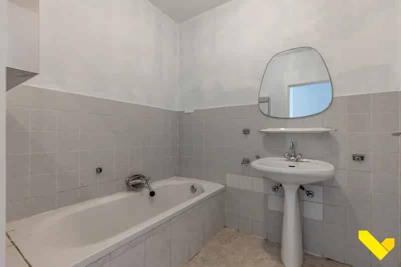 Te Renoveren Gelijkvloers Appartement.