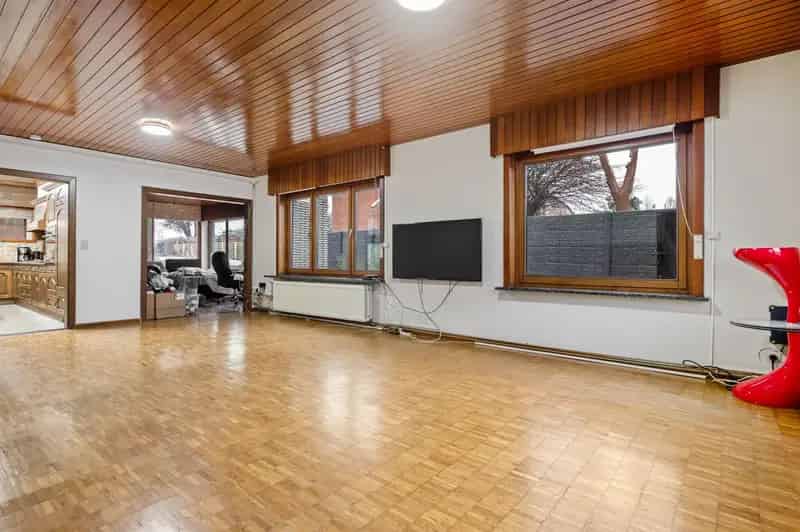 Ruime woning met mogelijkheden, uitstekende opportuniteit voor investeerders.