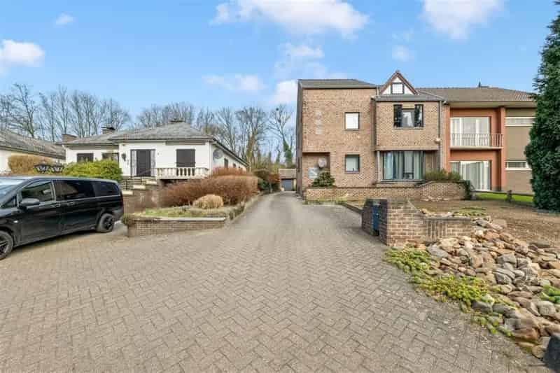 Ruime gezinswoning te Tongeren met dubbele garage en praktijkruimte
