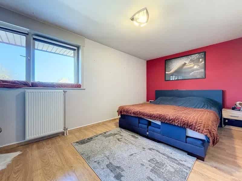 Rustig gelegen half open woning met 3 slaapkamers, garage en zonnige tuin op 475m²