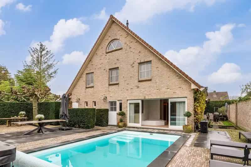 Op absolute topligging vrijstaande woning met buitenzwembad op ca. 967 m²!