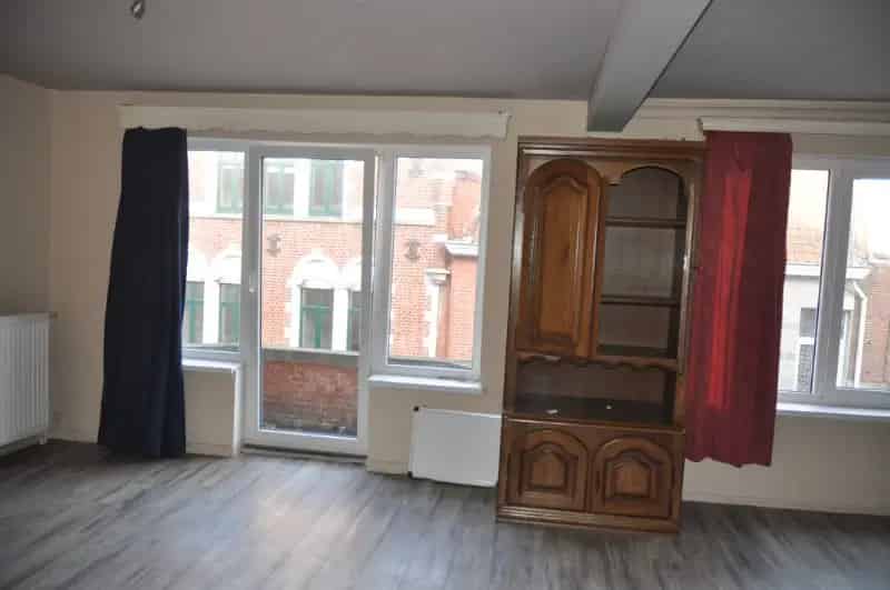 Woning dichtbij het centrum thans ingedeeld in 3 appartementen.