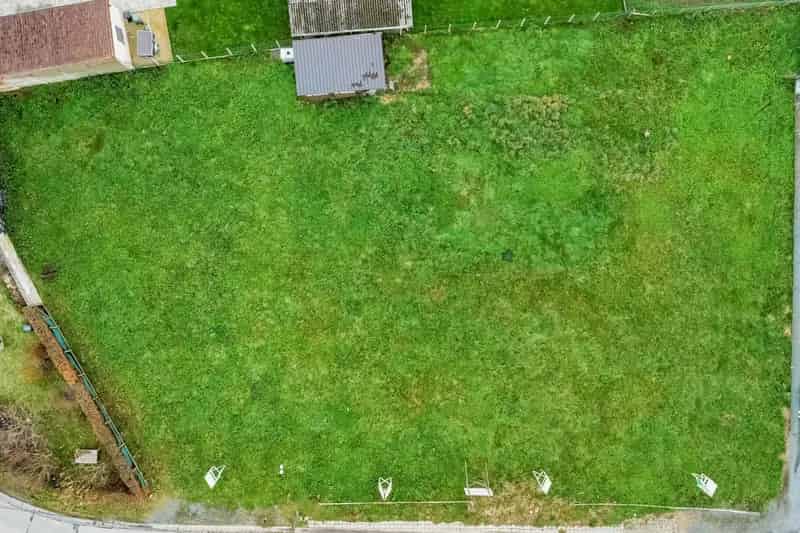 Welgelegen bouwgrond voor gesloten bebouwing in Meerbeke