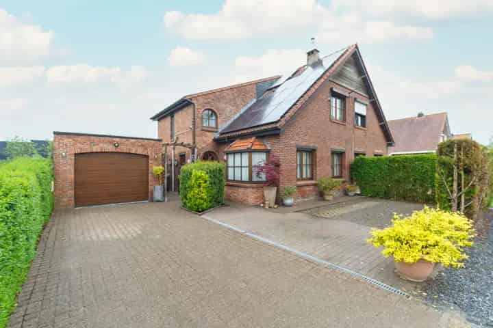 Ruime woning met 2 SLPK, grote garage en veranda in Lier