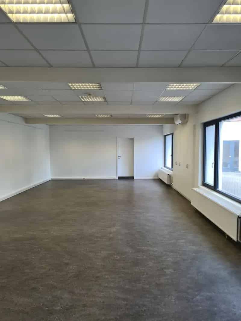 Showroom/kantoor met opslagruimte/magazijn buiten centrum