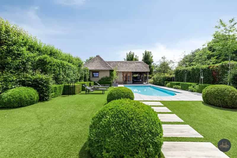 Instapklare villa met prachtig aangelegde tuin en zwembad