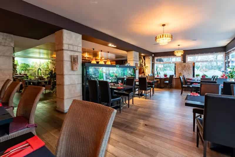 Handelsgelijkvloers met ruim terras 8449973