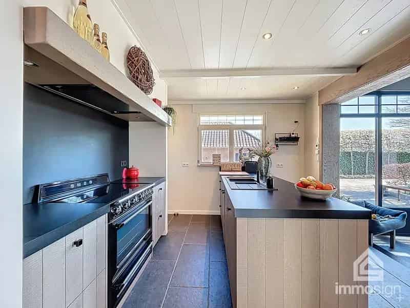 Exclusieve woning voorzien van dubbele garage en bedrijfshal op de Nederlandse grens