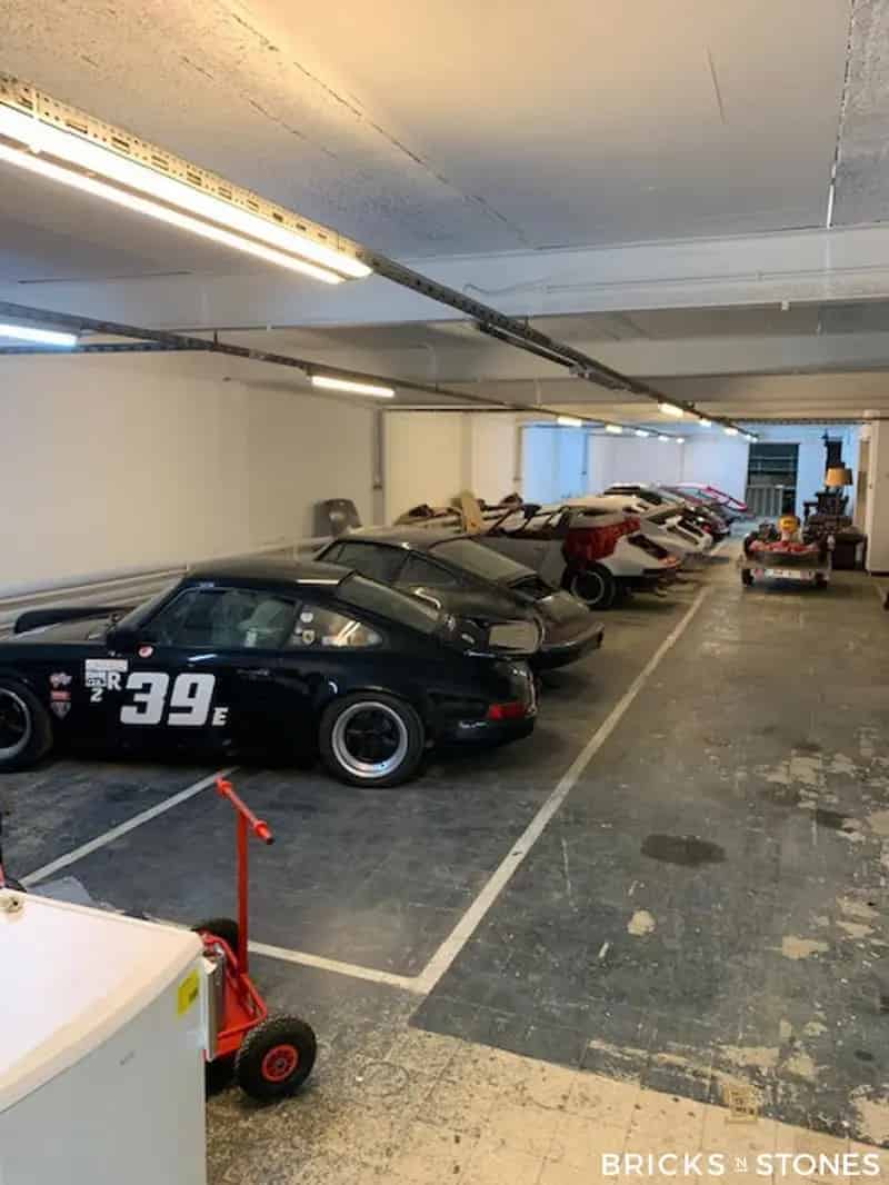 Vergund magazijn met parking voor 10 wagens