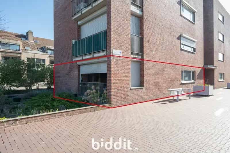 GELIJKVLOERS APPARTEMENT MET 2 SLAAPKAMERRS