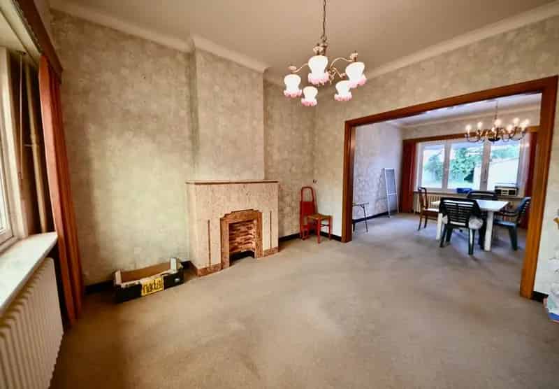 Te renoveren woning met 3 slaapkamers (mogelijk meerdere) en garage.