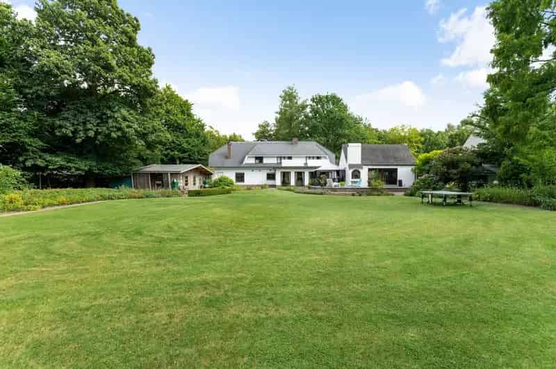 Villa met binnenzwembad en tennisterrein op toplocatie.