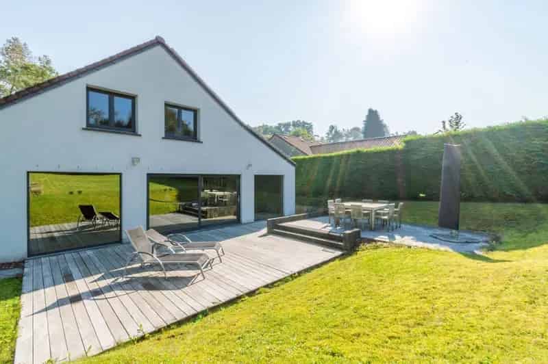 Ruime en integraal vernieuwde villa met zuid-tuin !
