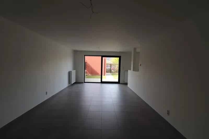 Een ruim recent woonhuis - gesloten bebouwing - met 3 slaapkamers, inpandige garage, terras en tuin